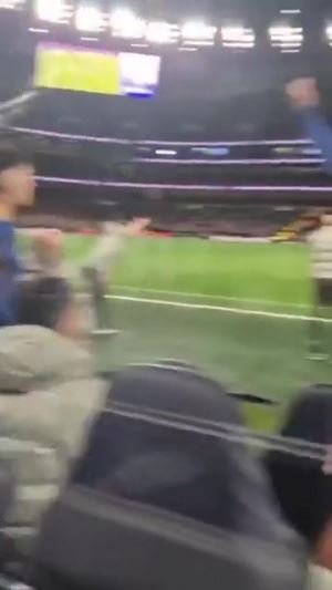 你打我呀🤣热刺球迷场边破口大骂,内托替补席滑稽吐舌嘲讽