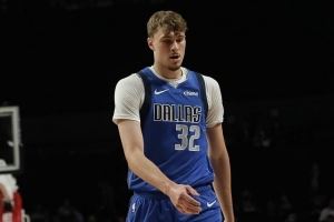 不打控卫存在感仍然不强!弗拉格首节2投1中 得到2分2篮板