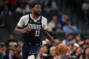 解说:马绍尔如同上赛季后半段一样 又开始扛着独行侠前行了