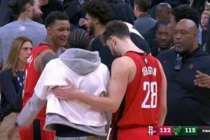 老队友了!小贾巴里和申京赛后和小凯文·波特寒暄叙旧