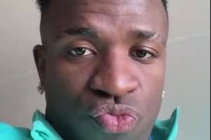 感情火热😘维尼修斯女友社媒晒出视频通话截图，二人隔空飞吻